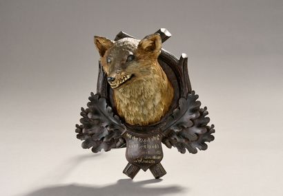 Trophée de Renard.
Sujet en bois sculpté...