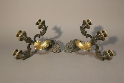 Paire d'appliques en bronze à trois bras...