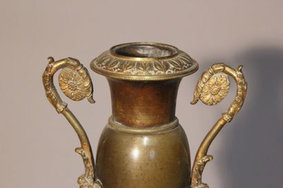 Paire de vases fuseaux en bronze patiné.
Ils...