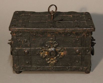 Coffret en fer forgé patiné lardé de bandes...