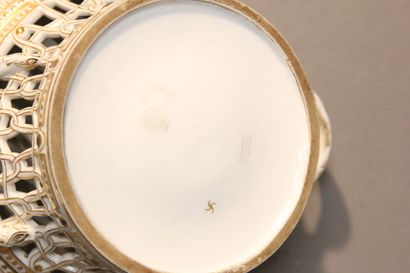 Paire de coupes en porcelaine blanche et...