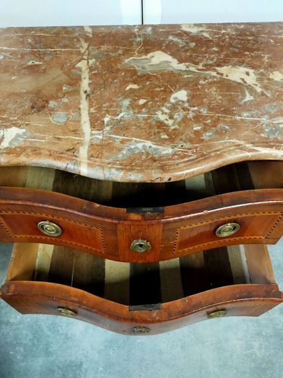 Commode sauteuse galbée toutes faces en placage...