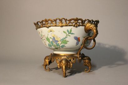 CHINE
Importante coupe montée en porcelaine...
