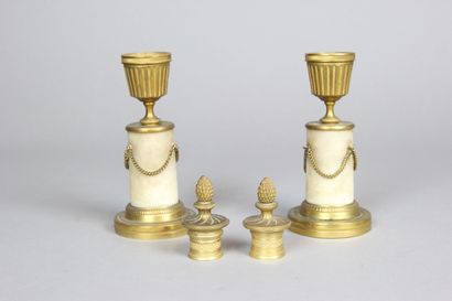 Paire de cassolettes en bronze doré et ciselé...