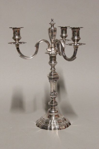 Paire de chandeliers en bronze argenté à...