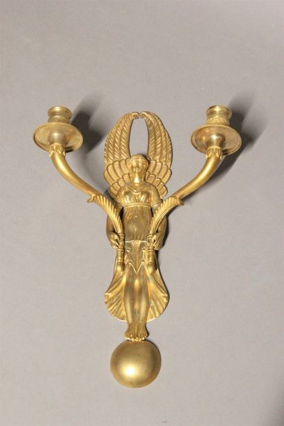 Paire d'appliques en bronze doré et ciselé...