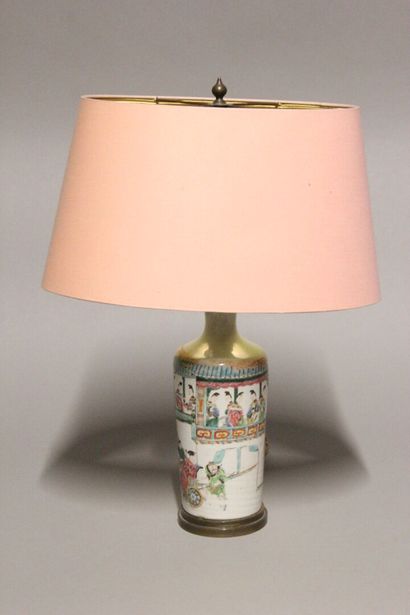 CHINE.
Vase bouteille en porcelaine polychrome.
Décor...