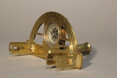 Graphomètre en bronze doré gradué.
Boussole...