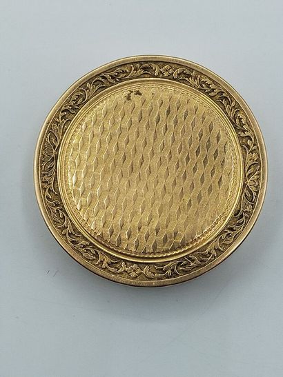 Circular yellow gold box of the XIXth century.
Decorated...