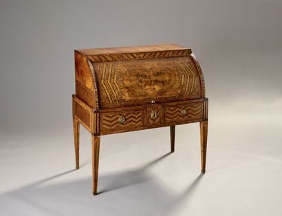 Cylinder desk in veneer.
Opens to a flap...