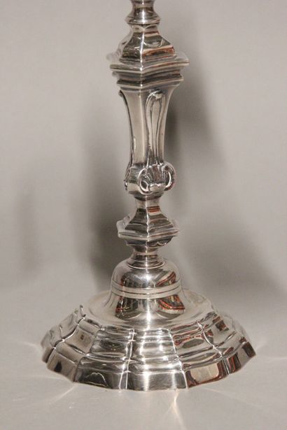 Paire de chandeliers en bronze argenté à...