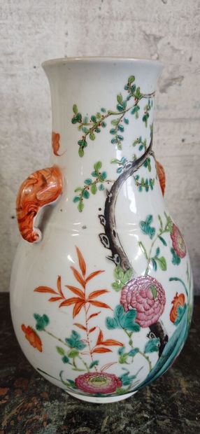 CHINE.
Vase en porcelaine polychrome.
Décor...