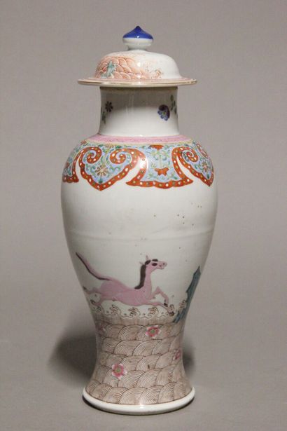 CHINE.
Pot couvert en porcelaine polychrome.
Décor...