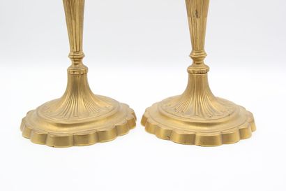 Paire de bougeoirs en bronze doré à décor...