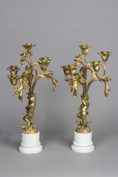 Paire de candélabres à cinq bras de lumières.
Bronze...