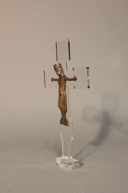 Christ en croix en métal patiné.
Style Médiéval.
14...