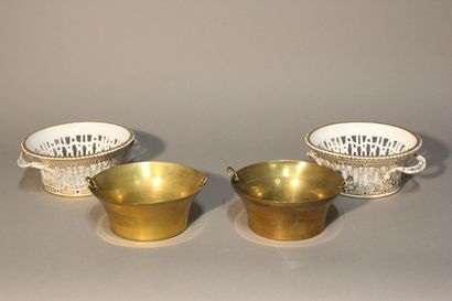 Paire de coupes en porcelaine blanche et...