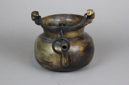 Puisette en bronze patiné.
Comporte deux...
