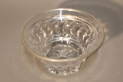 Coupe en cristal taillé.
Décor de motifs...