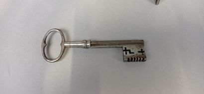 Serrure et sa clé en fer forgé à trois pennes.
La...