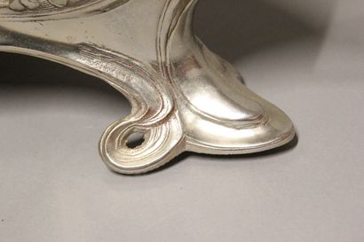 Grande coupe ou jardinière en bronze argenté...