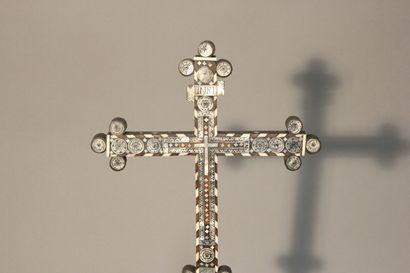 Importante croix en bois naturel à décor...