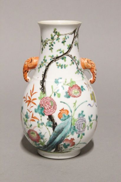 CHINE.
Vase en porcelaine polychrome.
Décor...