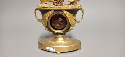 Pendule dite à l'Amour en bronze à deux patines...