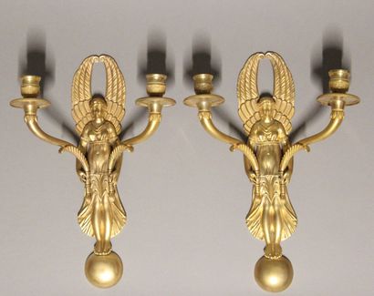 Paire d'appliques en bronze doré et ciselé...