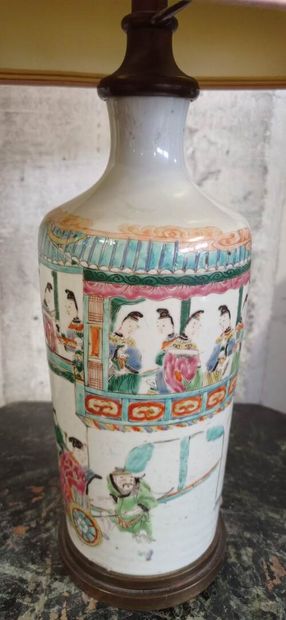 CHINE.
Vase bouteille en porcelaine polychrome.
Décor...