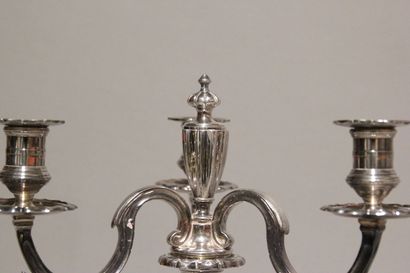Paire de chandeliers en bronze argenté à...