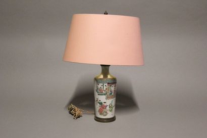 CHINE.
Vase bouteille en porcelaine polychrome.
Décor...
