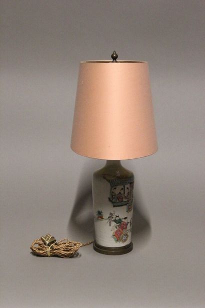 CHINE.
Vase bouteille en porcelaine polychrome.
Décor...