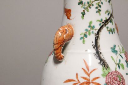 CHINE.
Vase en porcelaine polychrome.
Décor...