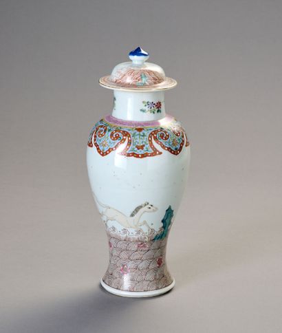 CHINE.
Pot couvert en porcelaine polychrome.
Décor...
