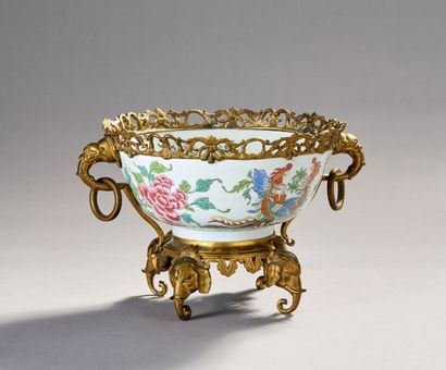 CHINE
Importante coupe montée en porcelaine...
