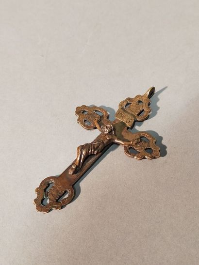Croix en pendentif en bronze patiné.
Décor...