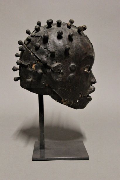EKOI, Nigeria.
Masque en bois recouvert de...
