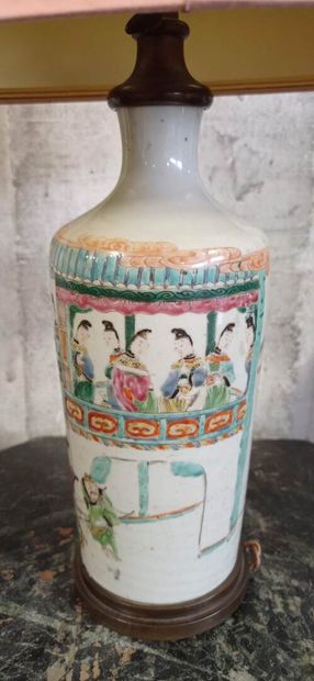 CHINE.
Vase bouteille en porcelaine polychrome.
Décor...