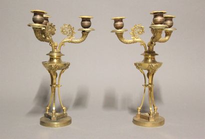 Paire de chandeliers en bronze doré et ciselé...