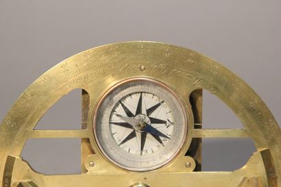 Graphomètre en bronze doré gradué.
Boussole...