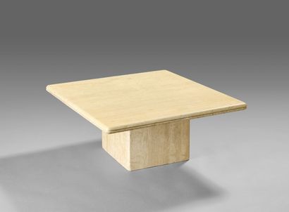 Coffee table in travertine.
Quadrangular...