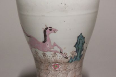 CHINE.
Pot couvert en porcelaine polychrome.
Décor...