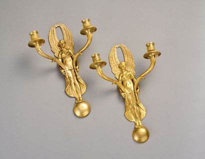 Paire d'appliques en bronze doré et ciselé...