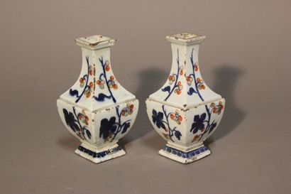CHINE. 
Paire de vases de forme carrée en...