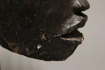 EKOI, Nigeria.
Masque en bois recouvert de...
