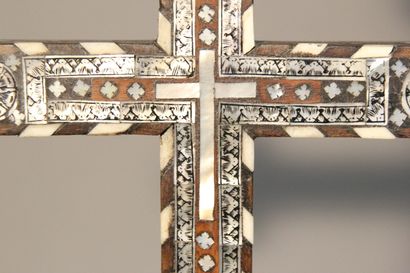 Importante croix en bois naturel à décor...
