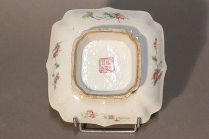 CHINE.
Petite coupe de forme polylobée en...