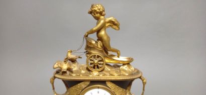 Pendule dite à l'Amour en bronze à deux patines...