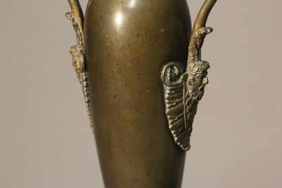 Paire de vases fuseaux en bronze patiné.
Ils...